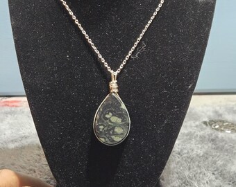 Piedra envuelta en alambre