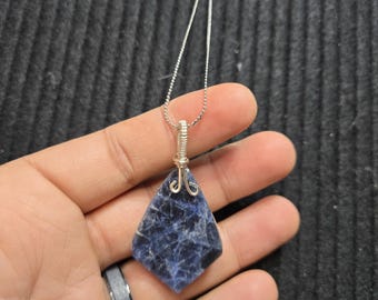 Piedra envuelta en alambre