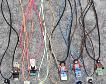 Collar de mini figuras hecho con LEGOS