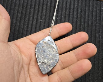 Piedra envuelta en alambre