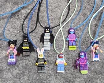 Collar de mini figuras hecho con LEGOS