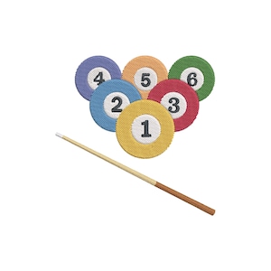 Könnte beinhalten: Gesticktes Design mit Billardkugeln, nummeriert von 1 bis 6, in verschiedenen Farben. Ein braun-beiger Billardqueue liegt diagonal über dem Bild, was auf ein Billardspiel hindeutet.
