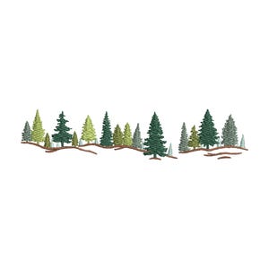 Puede incluir: Un diseño de bordado que presenta una fila horizontal de varios árboles de hoja perenne en tonos verde oscuro, verde bosque y verde lima. Los árboles están dispuestos a lo largo de una línea de suelo bordada en marrón, creando un patrón de paisaje.