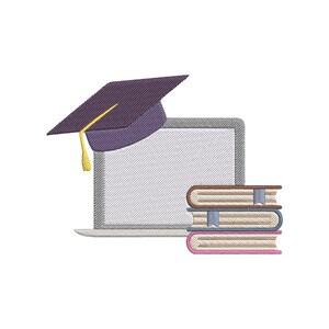 Può includere: Un ricamo che raffigura un laptop, un cappello di laurea e una pila di libri. Lo schermo del laptop è vuoto, il cappello è viola con un nappa gialla e i libri sono marroni, beige e rosa.