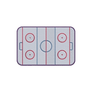 Può includere: Un design ricamato di campo da hockey. Il campo rettangolare presenta una superficie azzurra con linee, cerchi e punti di ingaggio rossi e blu. Il perimetro è delineato in viola, con due rettangoli blu su ogni lato.
