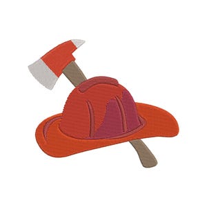 Puede incluir: Un diseño de bordado que muestra un casco de bombero rojo brillante colocado detrás de un hacha plateada y roja con un mango beige. La costura crea una apariencia texturizada con líneas distintas que definen el casco y la hoja.