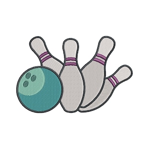Può includere: Una toppa ricamata raffigurante una palla da bowling color verde acqua con tre fori per le dita, posizionata accanto a tre birilli bianchi. Ogni birillo presenta due strisce orizzontali viola vicino al collo ed è bordato da un filo nero.
