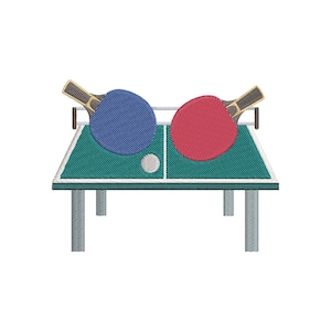 Könnte beinhalten: Eine Stickerei eines Tischtennistisches mit einem blauen und roten Schläger, einem weißen Ball und einem grünen Tisch. Der Tisch hat graue Beine und ein weißes Netz. Die Schläger sind angewinkelt, als wären sie im Spiel.