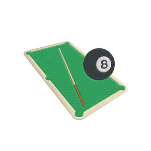 Könnte beinhalten: Ein gestickter Aufnäher mit einem grünen Billardtisch mit beigem Rand, einem Holz-Queue und einer schwarzen Acht-Ball mit weißer Nummer 8. Der Aufnäher ist zum Aufnähen oder Aufbügeln.