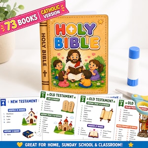 Puede incluir: Un libro Holy Bible con cubierta color canela que presenta una ilustración colorida de una figura leyendo a niños, rodeado de páginas impresas que enumeran los 73 libros de la versión católica, incluyendo el Antiguo y Nuevo Testamento, con tijeras y pegamento.