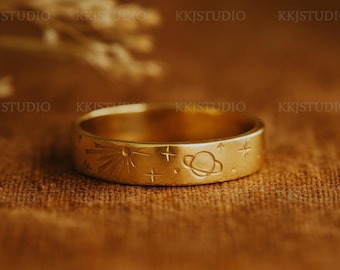 Celestial gouden bandring 14k massief goud gegraveerd melkwegstelsel Saturnus sterren zon maan kosmische huwelijksverjaardag astrologie sieraden cadeau voor hem/haar