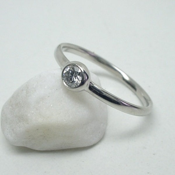 Platin Verlobungsring mit .12ct Brillant