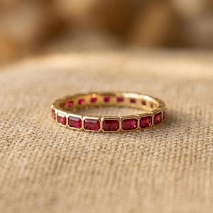 Smaragd geschnitten Lünette Set rosa Rubin Ehering 14K Gelbgold zierliches Jubiläumsgeschenk für sie stapelbar Brautschmuck voller Eternity Band