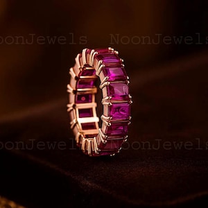 Könnte beinhalten: Ein Set aus drei Keramikbechern mit gesprenkelter, matter Oberfläche. Die Becher sind in Creme-, Hellgrau- und Dunkelgrautönen gehalten. Jeder Becher hat ein schlichtes, minimalistisches Design.