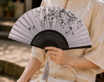 Schwarzer und weißer Seidenfächer mit Kirschblütenmuster, chinesischer Handfächer, elegantes Hochzeitsaccessoire