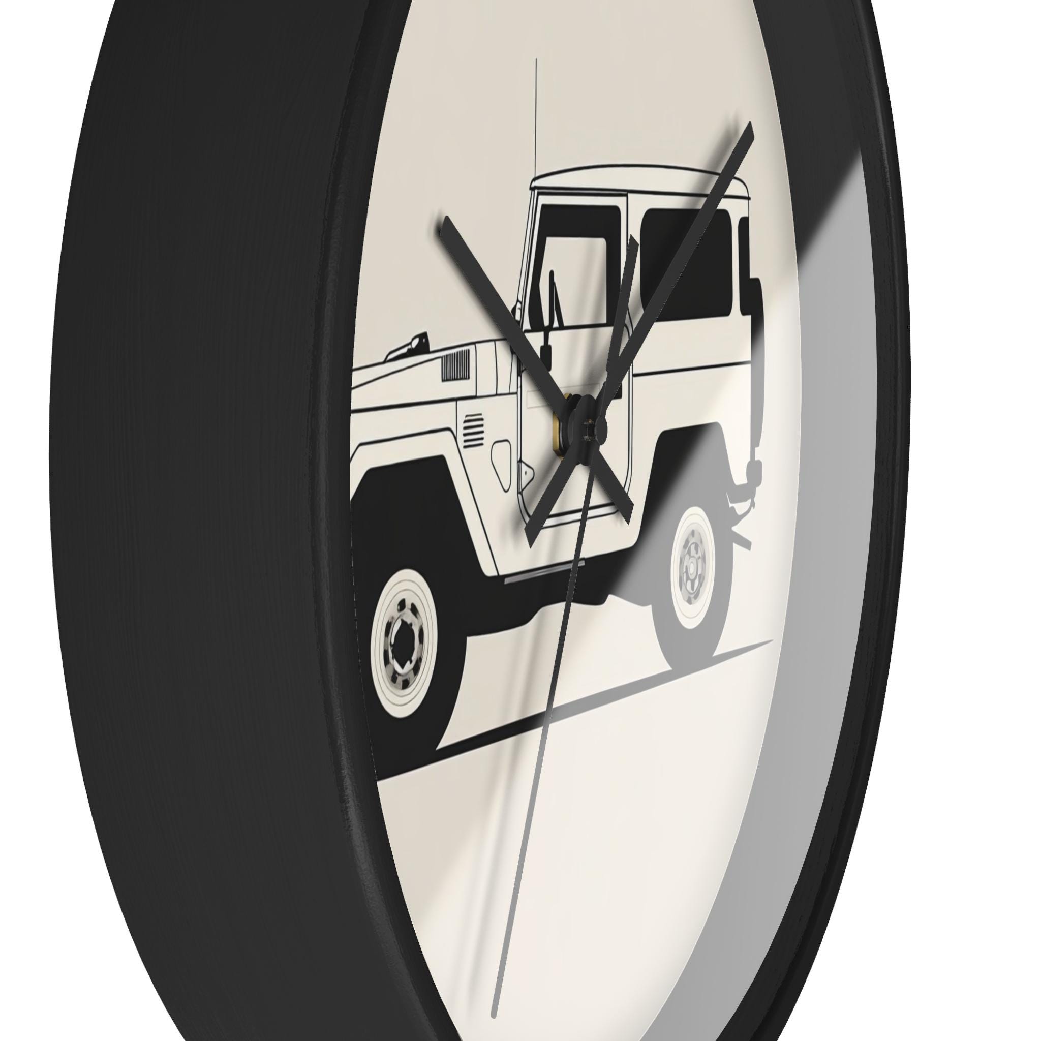レトロなトヨタ・ランドクルーザーの壁掛け時計：ユニークな男の隠れ家