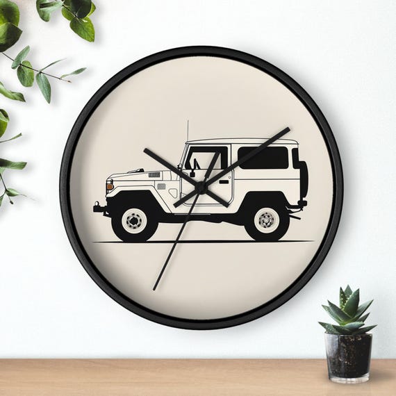レトロなトヨタ・ランドクルーザーの壁掛け時計：ユニークな男の隠れ家