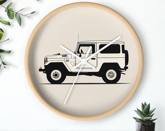 レトロなトヨタ・ランドクルーザーの壁掛け時計：ユニークな男の隠れ家