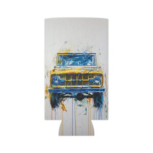 Puede incluir: Un enfriador de latas blanco con una ilustración de un SUV amarillo vintage. La obra de arte presenta una vista frontal del vehículo con salpicaduras de pintura azules, amarillas y naranjas. El diseño es una representación artística vibrante de un coche clásico.