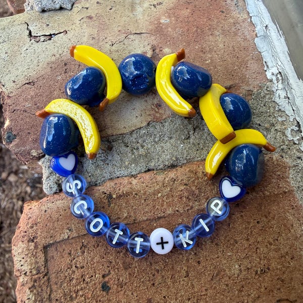 Bracelet extensible sur le thème de la rivalité intense. Scott + Kip Myrtilles et bananes. Inspiré par Kip préparant des smoothies pour Scott. Bracelet Kandi.