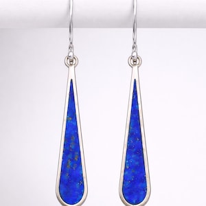 Örhängen med naturlig lapis lazuli-inläggning | Långa droppformade örhängen i 925 sterlingsilver | Minimalistiska hängande smycken med blå sten | Present till henne