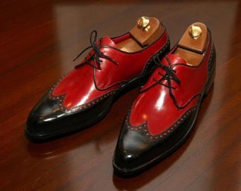 Chaussures habillées Oxford bicolores rouges et noires à lacets faites main pour hommes.
