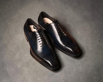 Zapatos formales tipo brogue con cordones, de dos tonos de azul con sombreado negro, hechos a mano para hombre.