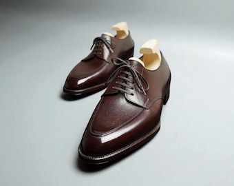 Chaussures habillées faites main pour hommes, tendance cuir bordeaux avec grainé à lacets.