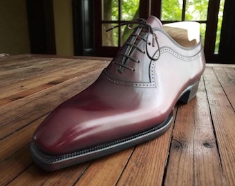 Chaussure habillée à lacets faite main en cuir marron marron pour homme.