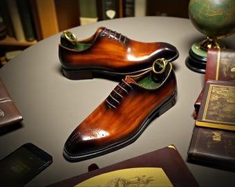 Scarpa formale da uomo in pelle marrone sfumata, con lacci, realizzata a mano.