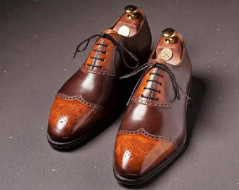 Handgefertigte zweifarbige hellbraune und braune Flügelspitze für Herren, schnüren Sie Oxford-formelle Schuhe.