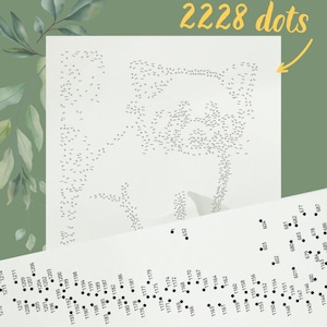 Op de afbeelding: Wit papier met een verbind-de-stippen-puzzel met een gedetailleerde afbeelding. De afbeelding is van een beer. De tekst "2228 dots" staat in de rechterbovenhoek. Er staan nummers op het papier om de gebruiker te begeleiden.