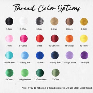 Puede incluir: Imagen que muestra una carta de colores titulada "Thread Color Options". Presenta 22 muestras de color, cada una con un n&uacute;mero y un nombre de color, incluyendo negro, blanco, gris, caqui, marr&oacute;n, dorado, rosa, fucsia, rojo y m&aacute;s. Una nota indica que se usar&aacute; hilo negro si no se selecciona ning&uacute;n color.