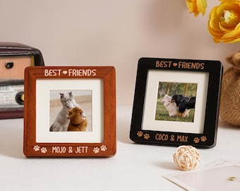 Pode incluir: Duas molduras quadradas, uma castanha e outra preta, cada uma com uma passe-partout branca. A moldura castanha tem o texto "BEST FRIENDS" e "MOJO & JETT". A moldura preta tem o texto "BEST FRIENDS" e "COCO & MAX".