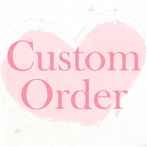 Puede incluir: Un dise&ntilde;o en forma de coraz&oacute;n rosa con las palabras "Custom Order" en una fuente rosa a juego. El fondo es de color blanco roto texturizado, con peque&ntilde;os acentos rosas.