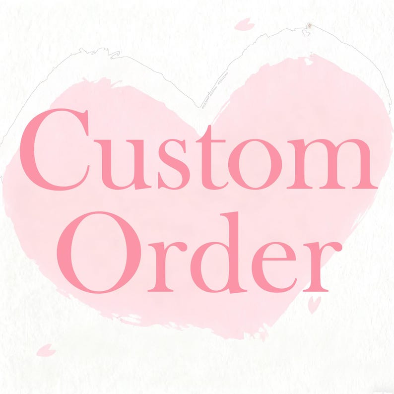 Puede incluir: Un dise&ntilde;o en forma de coraz&oacute;n rosa con las palabras "Custom Order" en una fuente rosa a juego. El fondo es de color blanco roto texturizado, con peque&ntilde;os acentos rosas.