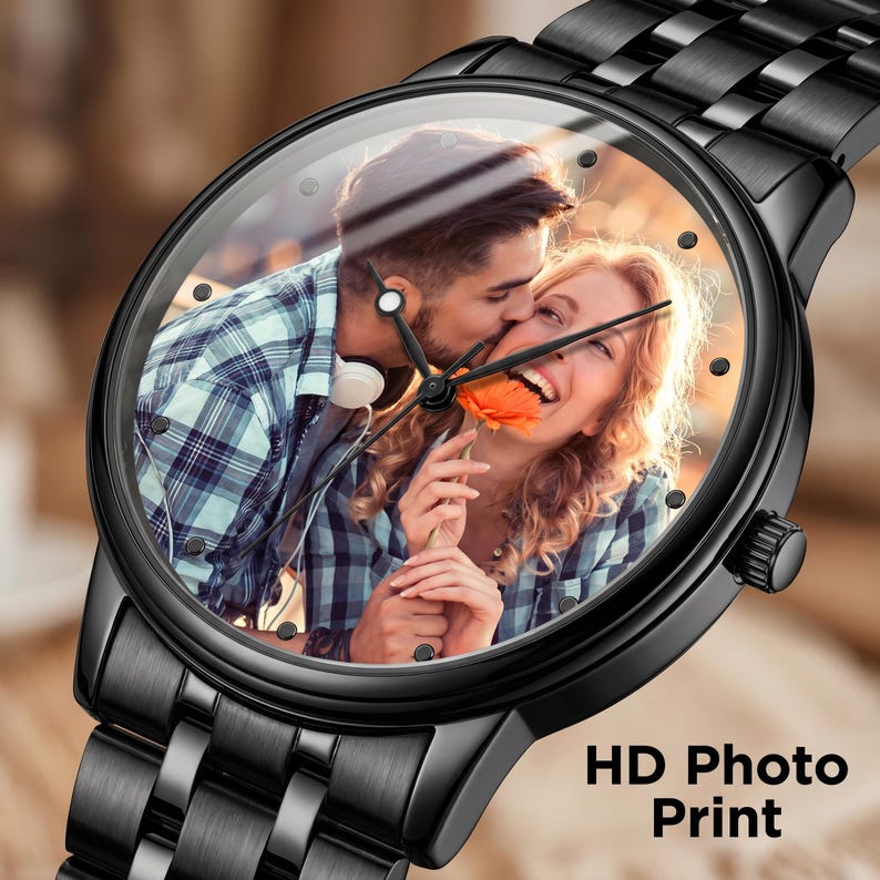 K&ouml;nnte beinhalten: Schwarze Armbanduhr mit Edelstahlarmband. Das Zifferblatt der Uhr zeigt ein Foto eines Paares. Die Uhr hat eine schwarze L&uuml;nette und Zeiger. Der Text "HD Photo Print" ist auf der Uhr sichtbar.