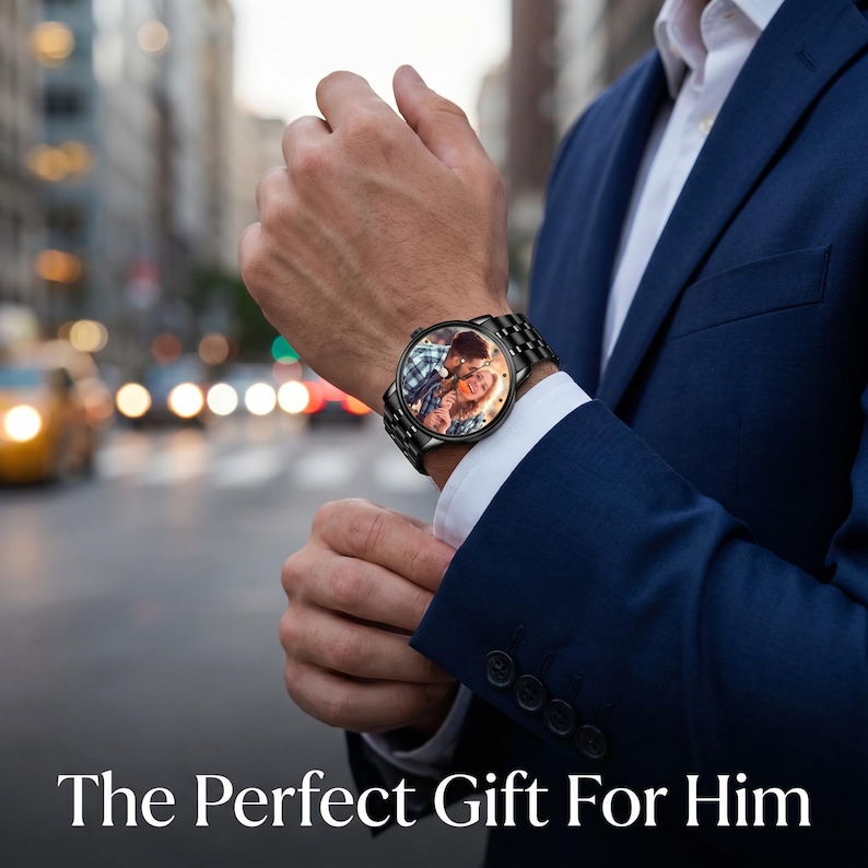 K&ouml;nnte beinhalten: Eine schwarze Armbanduhr mit einem Foto auf dem Zifferblatt wird am Handgelenk einer Person gezeigt. Die Uhr hat ein schwarzes Metallarmband. Der Hintergrund ist eine verschwommene Stadtstra&szlig;enszene. Der Text "The Perfect Gift For Him" befindet sich am unteren Rand des Bildes.
