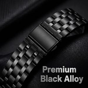 K&ouml;nnte beinhalten: Nahaufnahme eines schwarzen Uhrenarmbands aus verbundenen Metallgliedern. Das Armband verf&uuml;gt &uuml;ber einen sicheren Verschluss und ist mit "Premium Black Alloy" in silberner Schrift beschriftet. Das Armband hat eine matte Oberfl&auml;che vor dunklem Hintergrund.