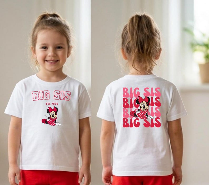 Pu&ograve; includere: Una t-shirt bianca a maniche corte con una grafica rossa di Minnie Mouse e il testo BIG SIS EST. 2026 sul davanti, e un motivo ripetuto di testo BIG SIS rosso e rosa con una grafica di Minnie Mouse sul retro del capo.