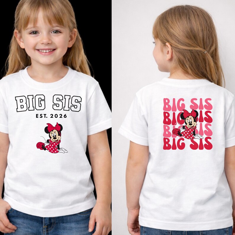 Pu&ograve; includere: Una t-shirt bianca a maniche corte con la scritta BIG SIS EST. 2026 e un'immagine di Minnie sul davanti. Il retro della maglietta presenta un motivo ripetuto della scritta BIG SIS in rosa e rosso con Minnie Mouse posizionata al centro.
