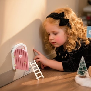 Op de afbeelding: Een set van drie keramische mokken met een gespikkelde, matte afwerking. De mokken zijn in tinten crème, lichtgrijs en donkergrijs. Elke mok heeft een eenvoudig, minimalistisch ontwerp, perfect voor koffie of thee.