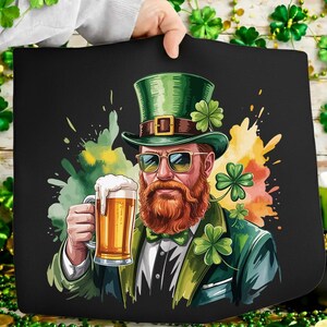 Puede incluir: Gráfico del Día de San Patricio con un hombre con barba roja, sombrero de copa verde y gafas de sol, sosteniendo una jarra de cerveza. La imagen tiene un fondo negro con salpicaduras verdes y amarillas y tréboles.