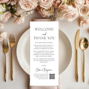 Puede incluir: Una mesa de recepción de bodas con cubiertos dorados, un plato blanco y un letrero de bienvenida. El letrero dice "WELCOME and THANK YOU" con un mensaje y los nombres "Clara & Benjamin". Arreglo floral en el fondo.