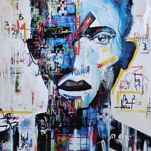 Może przedstawiać: Abstrakcyjny portret z podzielonym projektem twarzy. Jedna strona przedstawia niebiesko-czarny geometryczny wzór, a druga jasnoniebieską twarz. Grafika zawiera czerwone i żółte akcenty, z bazgrołami i podpisem.