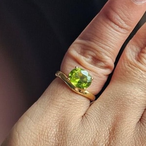 Födelsestensring med lillfingre, East West-infattad 1,25 karat ovalslipad födelsestensring, färgad akvamarin, peridot, rosa turmalin, topas, safirsten
