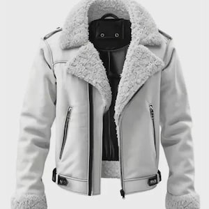 Può includere: Giacca bianca in ecopelle con colletto e fodera in montone. La giacca presenta una chiusura con zip, tasche multiple e interno nero. I polsini e il colletto sono foderati con un materiale morbido e soffice. Design classico ed elegante.