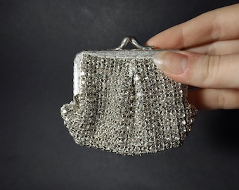Portafoglio Little Kiss Lock. Portafoglio da donna in cristallo placcato argento antico. Anni '50. Francia.