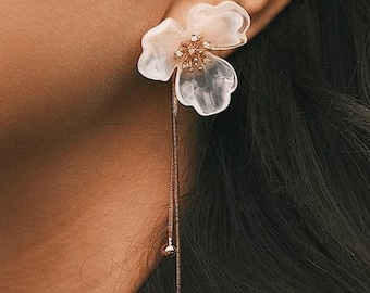 Gold Blumen Ohrringe, Lange Ohrringe mit Durchscheinenden Blütenblättern, Leichter Statement Schmuck, Romantisches Geschenk für Sie