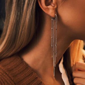 Silverfärgade vattenfallskedjeörhängen, långa fransörhängen, minimalistiska statementörhängen, eleganta kvällssmycken, present till henne